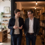 Entrepreneur et conseiller visitant deux activités d’une même entreprise